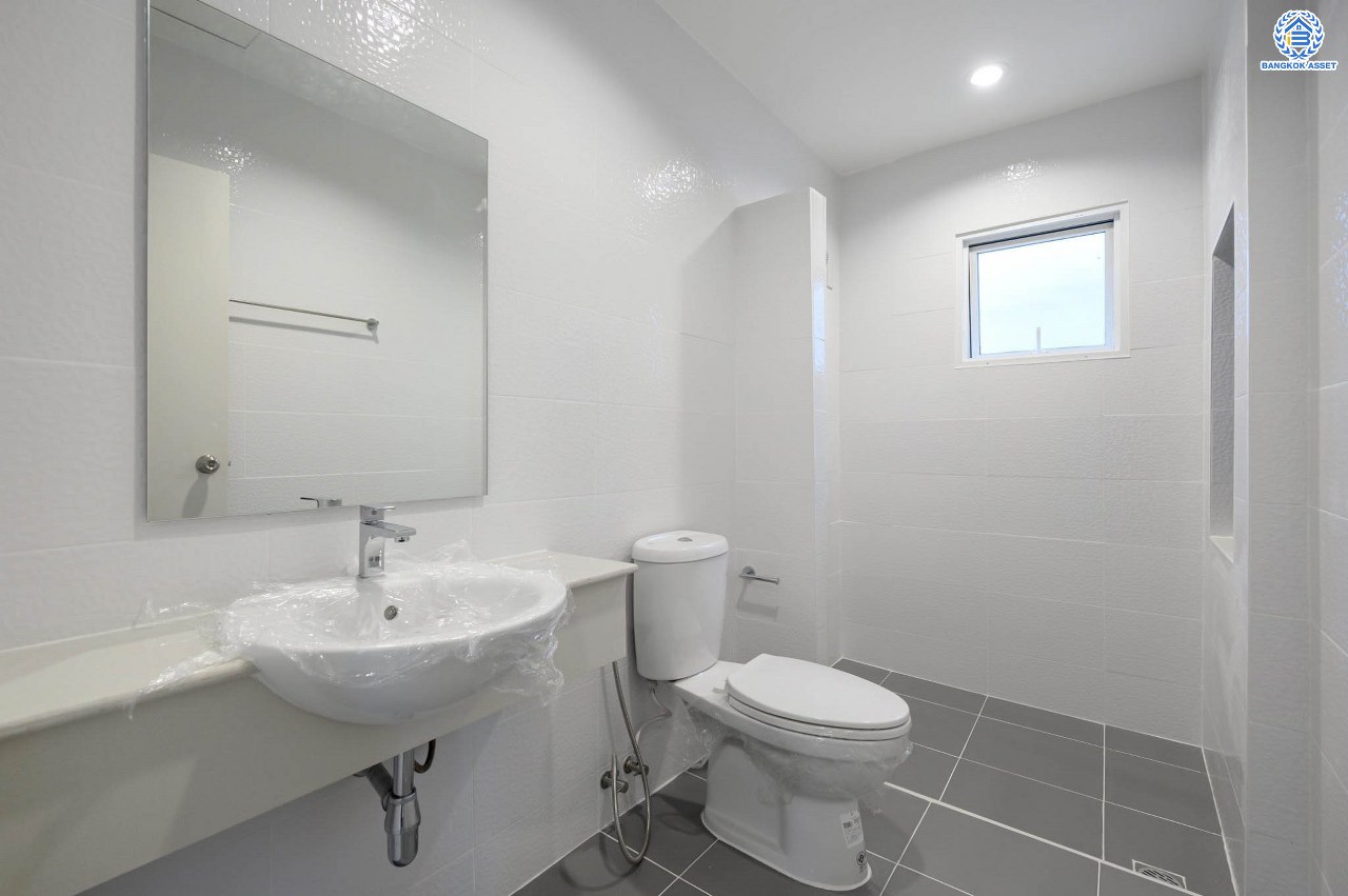 บ้านมือสองตกแต่งใหม่ โครงการ ชวนชื่นโมดัส แจ้งวัฒนะ เนื้อที่ 51.6 ตร.ว. ฟังก์ชัน 3 ห้องนอน 3 ห้องน้ำ จอดรถได้ 2 คัน รองรับทุกการอยู่อาศัย บนทำเลเดินทางเข้า-ออกเมืองสะดวก เชื่อมต่อถนนเลี่ยงเมืองปากเกร็ด, ถนนแจ้งวัฒนะ, ถนนติวานนท์ ใกล้รถไฟฟ้าสายสีชมพู "สถานีเลี่ยงเมืองปากเกร็ด" ทางด่วน "แจ้งวัฒนะ" และเซ็นทรัล แจ้งวัฒนะ